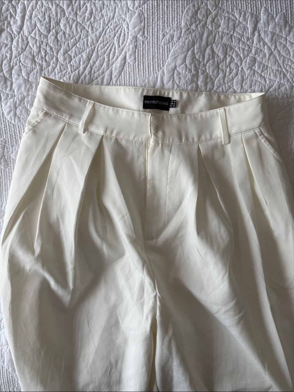 PrettyLittleThing Cream Pleated Men’s Chinos